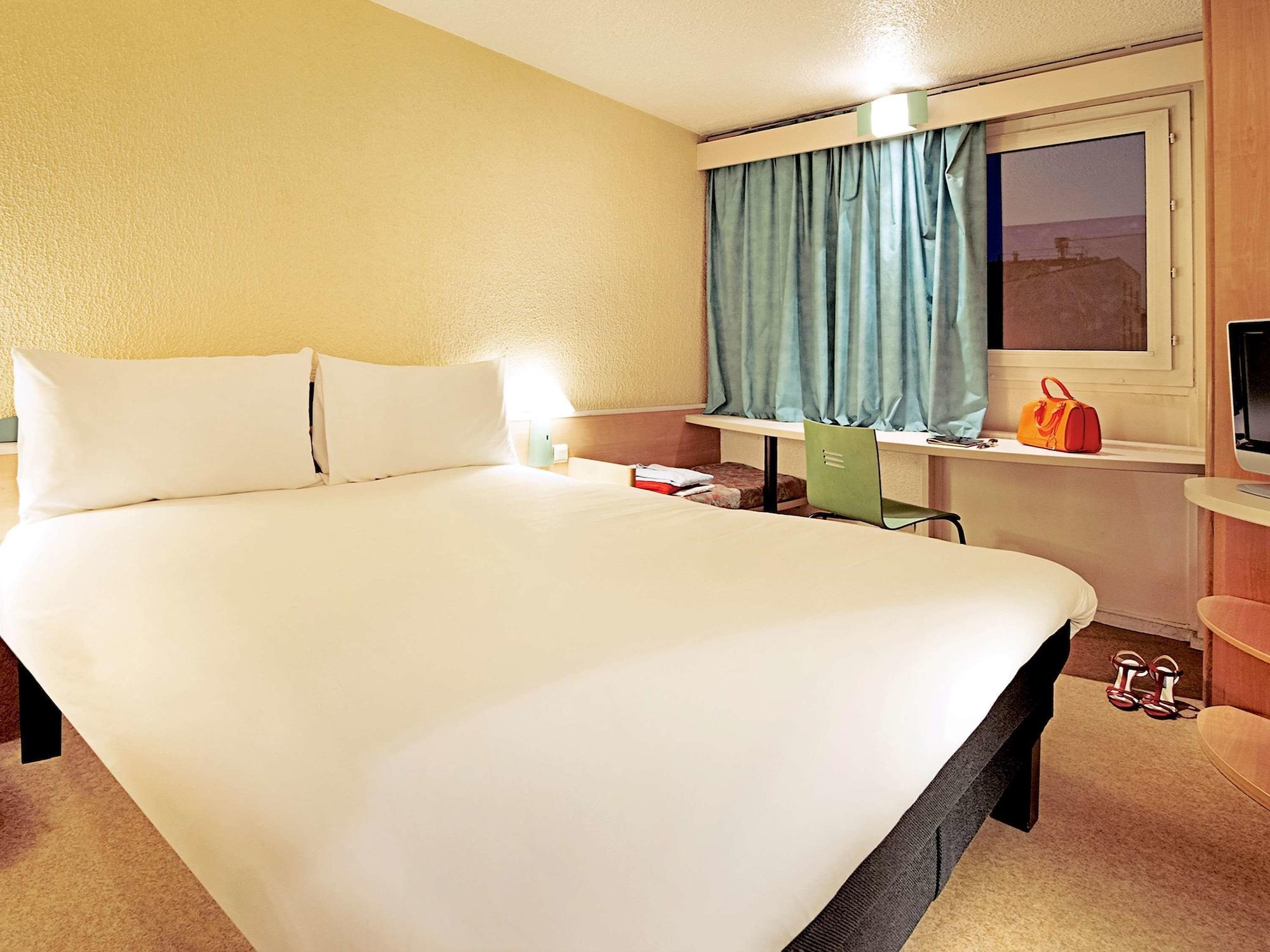 Hotel Ibis Rouen Centre Champ De Mars Esterno foto
